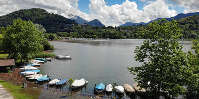 Das überschwemmte Pier von Agno am Luganersee Anfang Juni. Von Hochwasser gefährdete Gebiete wie das Tessin scheinen als Siedlungsräume besonders beliebt zu sein. Jedenfalls weist eine neue Studie nach, dass weltweit die Bevölkerung in Flutgebiete...
