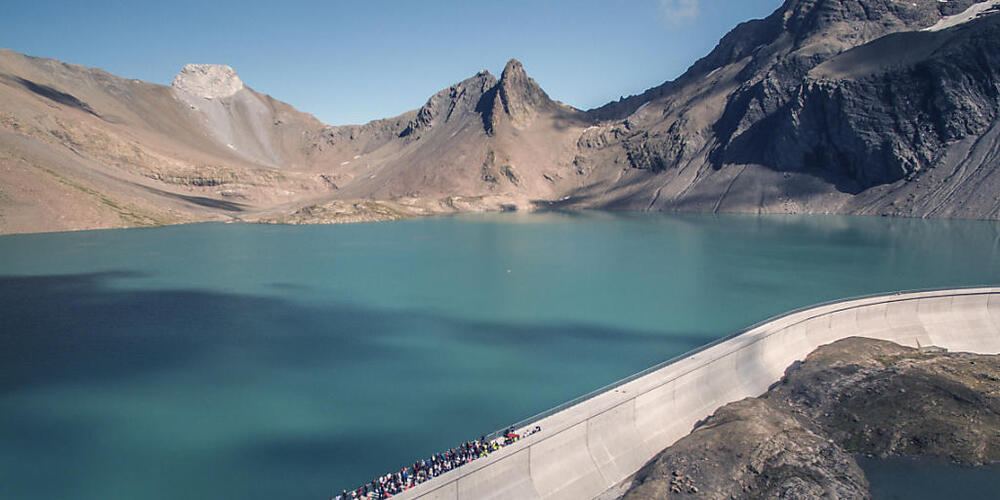 Ein junger Arbeiter überlebte einen 20-Meter-Sturz von der Staumauer des Muttsees im Glarnerland. (Archivbild)