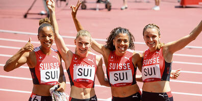 Die Schweizer 4x100-m-Staffel (Salomé Kora, Ajla Del Ponte, Mujinga Kambundji und Riccarda Dietsche) freut sich über den Schweizer Rekord