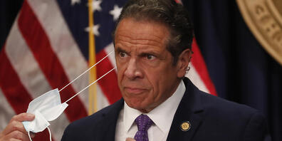 ARCHIV - Andrew Cuomo, Gouverneur von New York, nimmt vor einer Pressekonferenz seine Mund-Nasen-Bedeckung ab. Foto: Shannon Stapleton/POOL Reuters/AP/dpa