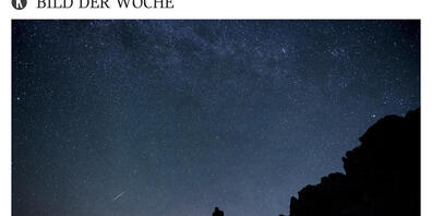 Nächste Woche ist es wieder soweit: Zusätzlich zu den Sternen erhellt der Perseidenschauer den Nachthimmel, hier 2015 über der Drusenfluh links und der Sulzfluh in St. Antönien GR (Archivbild).