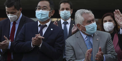 Meng Weining (l), Vizepräsident des chinesischen Pharmaunternehmens Sinovac, und Enrique Paris (r), Gesundheitsminister von Chile, nehmen an einer Pressekonferenz teil. Sinovac will in einer neuen Fabrik in Chile Impfstoffe gegen das Coronavirus h...