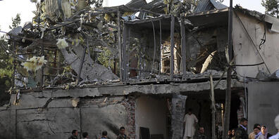 Angesichts der Gebietseroberungen der Taliban ersucht Afghanistan die Schweiz, Rückschaffungen vorläufig auszusetzen. Im Bild das am Mittwoch zerstörte Haus des Verteidigungsministers in Kabul.