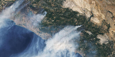 HANDOUT - Diese von der NASA zur Verfügung gestellte Satellitenaufnahme zeigt mehrere Waldbrände die derzeit an der Mittelmeerküste der Türkei wüten. In Italien, Griechenland und der Türkei kämpfen die Menschen weiter gegen heftige Waldbrände und ...