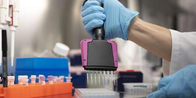 Ein Labormitarbeiter bereitet im Functional Genomics Center (FGCZ) der Universität sowie der ETH Zürich Sars-Cov-2-Proben zur Genomsequenzierung vor. (Archivbild)