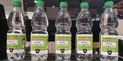 Solche GOBA Mineralwasser-Flaschen werden jetzt in den teilnehmenden Fachgeschäften abgegeben; sie weisen auf den kommenden Fachgeschäfte-Tag hin .
