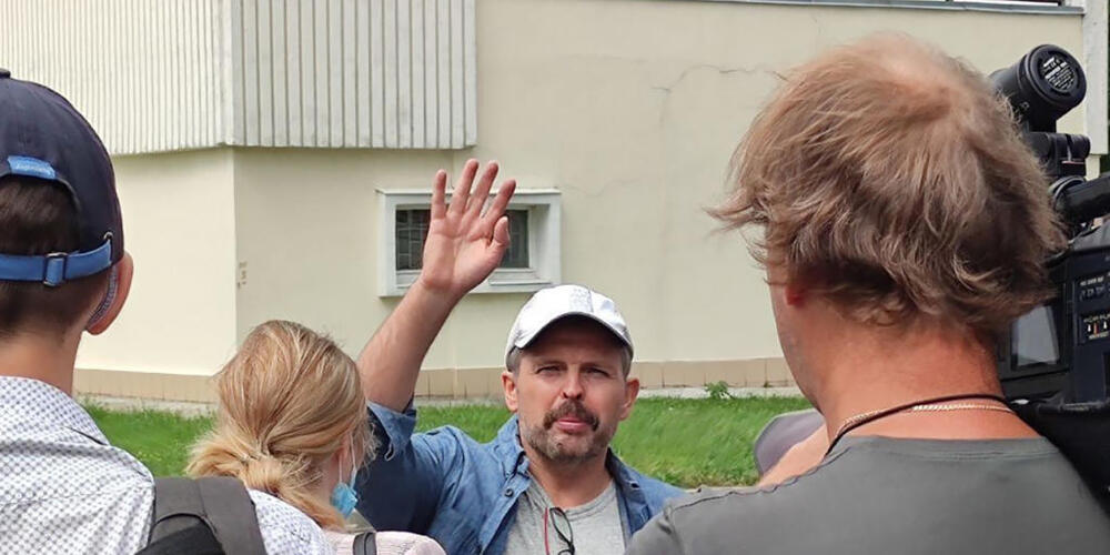 ARCHIV - Roman Badanin (M), Chefredakteur des Proekt investigative Online-Outlet, wird zu einer Polizeiwache gefahren. Nach der Blockade ihrer Internetseiten haben zwei unabhängige russische Medien ihre Arbeit eingestellt. Foto: Uncredited/@OpenMe...