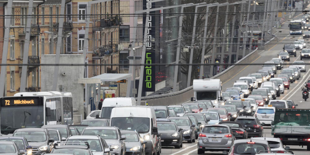 Fast drei Viertel der Verkehrsmittel in der Schweiz sind private Personenwagen. Ihre Anzahl hat sich in den letzten 40 Jahren verdoppelt. Trotzdem gibt es fünf Mal weniger Tote im Strassenverkehr als 1980 (Archivbild).
