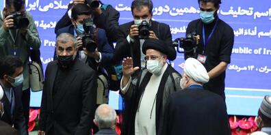 HANDOUT - Ebrahim Raisi (M), neu gewählter Präsident des Iran, bei seiner Vereidigungszeremonie im Parlament. Foto: -/Iranian presidency /dpa Foto: -/Iranian presidency /dpa - ACHTUNG: Nur zur redaktionellen Verwendung im Zusammenhang mit der aktu...
