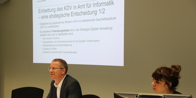 Christoph Maier, Leiter des Amtes für Informatik, und Eva Boretti, Leiterin des Kompetenzzentrums Digitale Verwaltung, erläuterten zusammen mit IT-Architekt André Keller, welche Möglichkeiten die Digitalisierung der Bevölkerung, der Wirtschaft und der Verwaltung bietet.