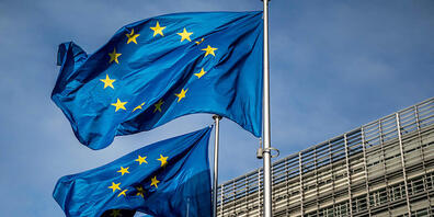 ARCHIV - Europaflaggen wehen vor dem Sitz der Europäischen Kommission. Foto: Michael Kappeler/dpa