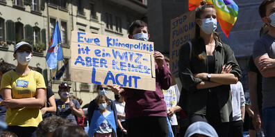 Aktivistinnen und Aktivisten protestieren gegen die Klimapolitik in der Schweiz