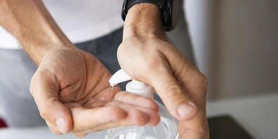 Das Bundesamt für Gesundheit hat am Freitag 1162 neue Corona-Fälle innert 24 Stunden gemeldet. Hygienemassnahmen bleiben zu Vermeidung von Ansteckungen weiterhin wichtig. (Symbolbild)