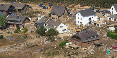 ARCHIV - Rettungskräfte sind nach dem Hochwasser in Rheinland-Pfalz im Einsatz. Foto: Thomas Frey/dpa