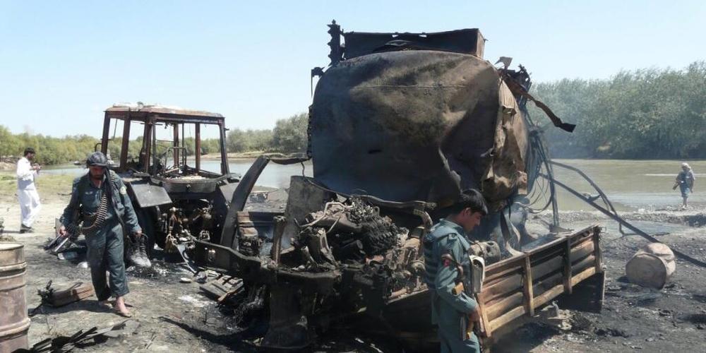 ARCHIV - Afghanische Sicherheitskräfte stehen vor einem ausgebrannten Tanklastzug nach dem von einem deutschen Oberst angeordneten Luftangriff. Foto: picture alliance / dpa