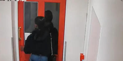 HANDOUT - Das am 06.08.2021 veröffentlichte Standbild einer Überwachungskamera zeigt die junge Frau beim Verlassen ihres Hauses. Weil sie ihre 20 Monate alte Tochter über sechs Tage alleine in ihrer Wohnung ließ und das Kind verhungerte, ist die h...