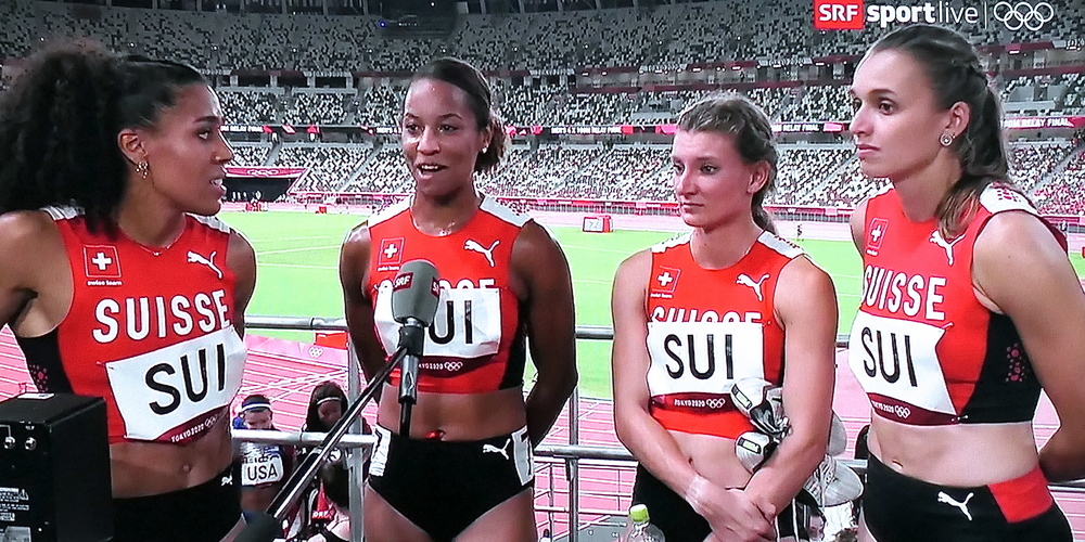 Die enttäuschten Sprinterinnen nach dem Rennen im Interview mit SRF: vl. Mujinga Kambundji, Salomé Kora, Ajla Del Ponte und Riccarda Dietsche