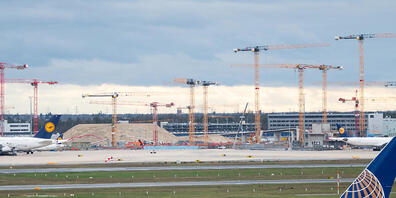 ARCHIV - Eine Maschine der US-amerikanischen Linienfluggesellschaft United Airlines steht auf dem Rollfeld. Foto: Andreas Arnold/dpa