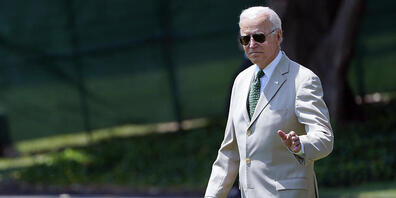 US-Präsident Joe Biden hat mit einem beigen Anzug besondere Aufmerksamkeit auf sich gezogen. Foto: Susan Walsh/AP/dpa