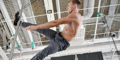 Der 31-jährige Dmitri Politow gehört zu den weltbesten Poledancern. Foto: Christian Thiele/dpa