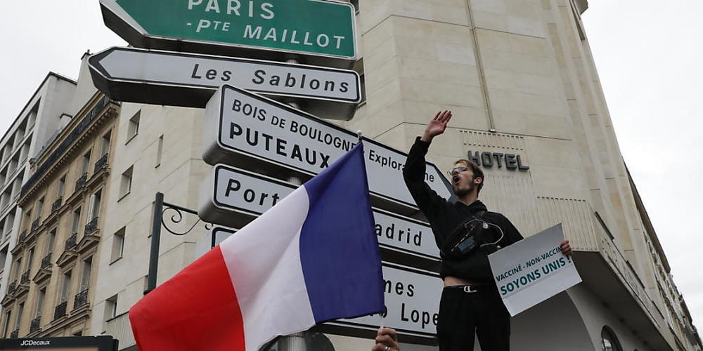 In mehreren französischen Städten sind Demonstrationen gegen die neuen strengeren Corona-Regeln angekündigt. Mit diesen wird die Pflicht zu einen Impf-, Test- oder Genesungsnachweis deutlich ausgeweitet. Foto: Adrienne Surprenant/AP/dpa Foto: Adri...