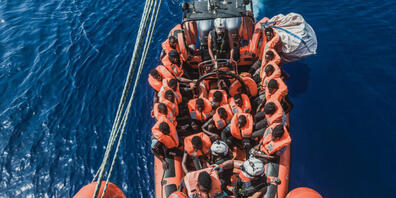 HANDOUT - Endlich darf das Seenotretter-Schiff "Ocean Viking" in einem italienischen Hafen anlegen. Die Erleichterung an Bord ist groß. Foto: Flavio Gasperini/SOS Mediterranee/dpa