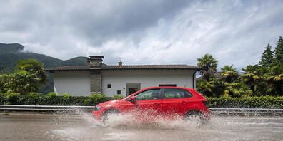 Bereits Ende Juli war es im Tessin zu Überschwemmungen gekommen. Im Bild ein Auto in Melano. (Archivbild)
