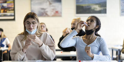 Schülerinnen testen sich auf das Coronavirus. Der oberste Schweizer Schulleiter Thomas Minder lehnt die vom Bund geforderten regelmässigen Massentests an Schulen ab. (Themenbild)
