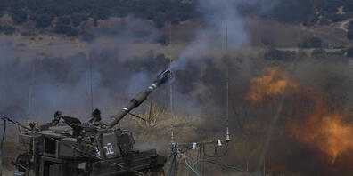 dpatopbilder - Israelische Streitkräfte feuern von ihrer Stellung an der Grenze zum Libanon, nachdem Raketen aus dem Libanon abgefeuert wurden. Foto: Ayal Margolin / Jinipix/JINIPIX/AP/dpa