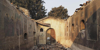 Die Flammen auf der Insel Euböa haben von dieser Kirche nicht mehr als Grundmauern stehenlassen. Foto: Thodoris Nikolaou/AP/dpa