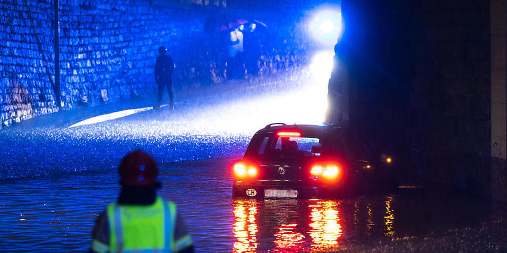 In Bellinzona blieb während des Unwetters am Samstag ein Auto in einer Unterführung stecken.