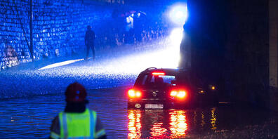 In Bellinzona blieb während des Unwetters am Samstag ein Auto in einer Unterführung stecken.