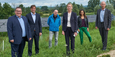 Patrick Krauss, Bürgermeister Gemeinde Moos; Zeno Danner, Landrat Landkreis Konstanz; Bene Müller, Vorstand Solarcomplex AG; Thekla Walker, baden-württembergische Umweltministerin; Nese Erikli, Grünen Landtagsabgeordnete Landkreis Konstanz und Martin Kessler, Regierungsrat Kanton Schaffhausen und Verwaltungsrat EKS (v. l.)