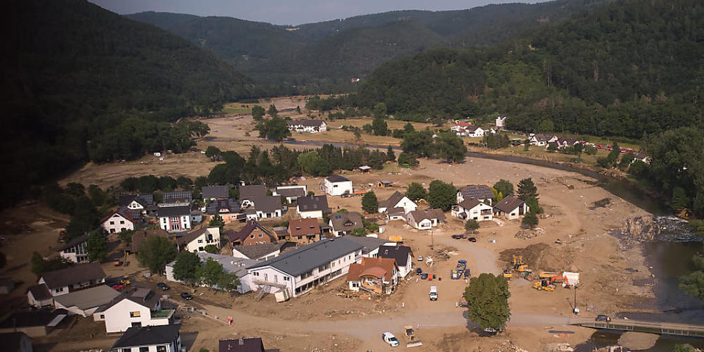 Aufräumungsarbeiten nach den jüngsten Überschwemmungen in Deutschland: Extremereignisse wie Starkniederschläge, Hitzewellen und Dürren werden dem IPCC zufolge in Zukunft häufiger und heftiger werden. (Archivbild)
