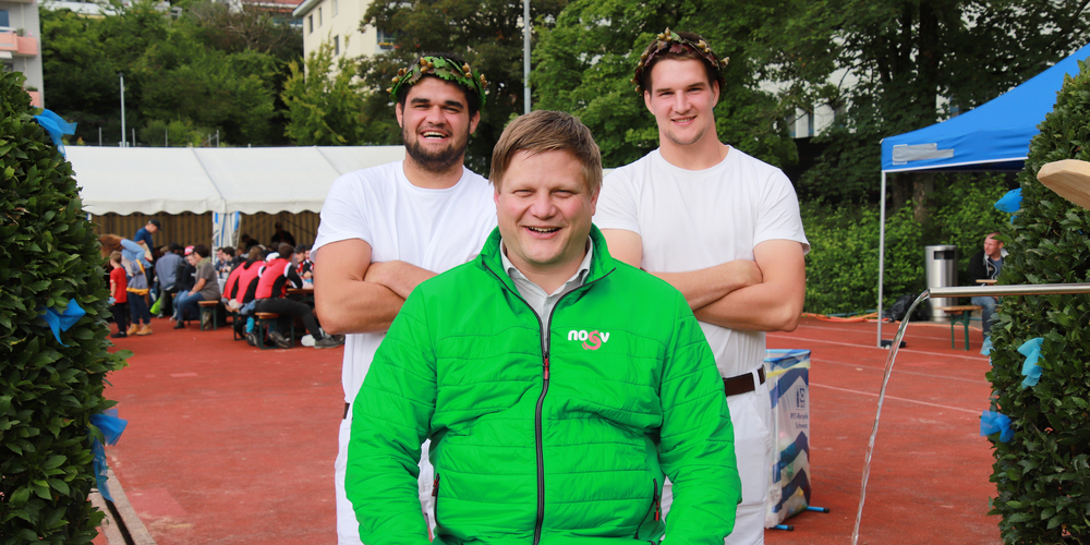 Die beiden Kranzgewinner Jeremy Vollenweider und Patrick Bürgler mit ihrem Technischen Leiter Christian Heiss (v. l.).