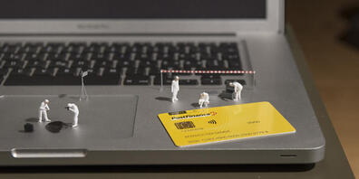 Mit der Debitkarte der Postfinance können ab Mitte August Einkäufe bis 100 Franken am Zahlterminal kontaktlos beglichen werden. Die Postfinance erhöht den Betrag fürs Bezahlen ohne PIN von 80 auf 100 Franken.(Symbolbild)