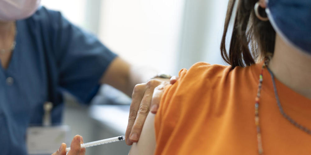 In der Schweiz ist nach dem Impfstoff von Pfizer/Biontech nun auch jener von Moderna für Kinder und Jugendliche ab 12 Jahren zugelassen. (Archivbild)