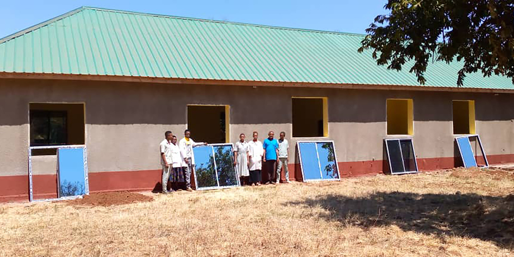 Nach einem Erdbeben macht die Renovation der Geburten- und Kinderabteilung am Spital Mwanga grosse Fortschritte.