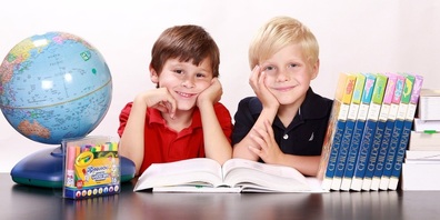 Kinder freuen sich auf den ersten Schultag. 