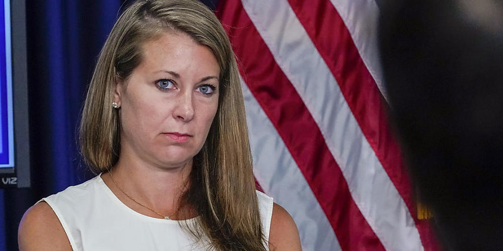 ARCHIV - Die Sekretärin des New Yorker Gouverneurs Melissa DeRosa hört zu, als dieser während einer Pressekonferenz spricht. DeRosa trat am Sonntag, 8. August, zurück, eine Woche nachdem ein Bericht festgestellt hatte, dass der Gouverneur 11 Fraue...