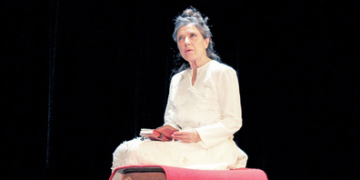Graziella Rossi alias Lydia Welti-Escher erzählt den Theaterbesuchenden ihre spannende und imposante Lebensgeschichte im Haberhaus.