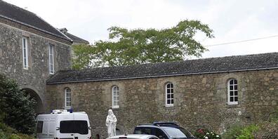Fahrzeuge der Gendarmerie parken am Ort, an dem in ein 60-jähriger katholischer Priester ermordet wurde. In der Nähe der westfranzösischen Stadt Nantes ist Berichten des Senders Franceinfo zufolge ein katholischer Priester in der kleinen Gemeinde ...