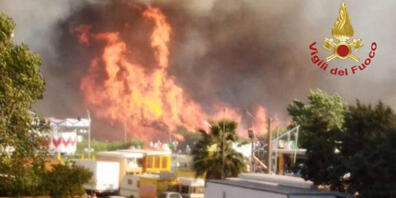 HANDOUT - Nach der Evakuierung Hunderter Menschen aus dem Brandgebiet in Campomarino Lido an der italienischen Adriaküste ermitteln Behörden wegen Brandstiftung. Es gebe den Verdacht, dass es sich um eine geplante Aktion gehandelt habe, sagte der ...