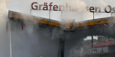 Die Feuerwehr löscht den Brand an der Tankstelle Gräfenhausen-Ost. Ein Fahrzeug ist am Montagmorgen an der deutschen Autobahn 5 von Darmstadt nach Frankfurt in eine Zapfanlage gefahren und in Brand geraten. Mehrere Zapfsäulen hätten Feuer gefangen...