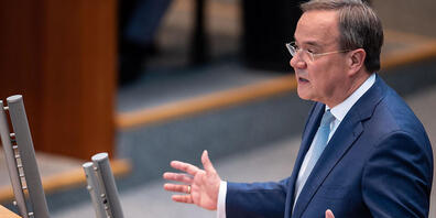 Armin Laschet (CDU), Ministerpräsident von Nordrhein-Westfalen, spricht während einer Sondersitzung. Die Schäden durch das Unwetter Mitte Juli belaufen sich laut Laschet in Deutschland allein im Bundesland Nordrhein-Westfalen nach ersten Schätzung...