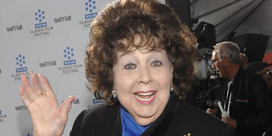 ARCHIV - US-Schauspielerin Jane Withers kommt zur Premiere des Spielfilms "A Star Is Born". Withers, die in den 1930er Jahren als Kinderstar berühmt wurde, ist laut US-Medien-Berichten unter Berufung auf die Tochter, Kendall Errair, am 07.08.2021 ...