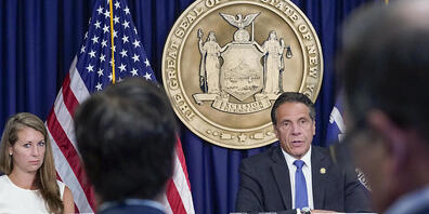 ARCHIV - Die Sekretärin des Gouverneurs Melissa DeRosa, (l), hört zu, wie der New Yorker Gouverneur Andrew Cuomo während einer Pressekonferenz zu Reportern spricht. Foto: Mary Altaffer/AP/dpa