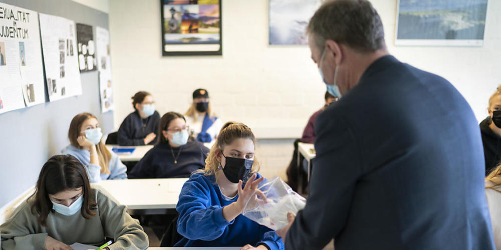Ein Lehrer organisiert einen Speicheltest an der Kantonsschule Wiedikon.  Die Dachverbände der Lehrpersonen in der Schweiz wollen systematische Speicheltests beibehalten, um die Verbreitung des Coronavirus zu bekämpfen. Eine Impfpflicht für Lehrer...