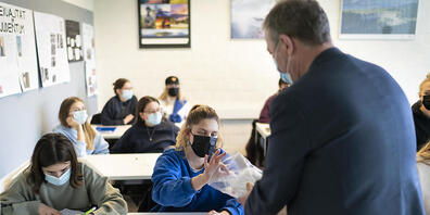 Ein Lehrer organisiert einen Speicheltest an der Kantonsschule Wiedikon.  Die Dachverbände der Lehrpersonen in der Schweiz wollen systematische Speicheltests beibehalten, um die Verbreitung des Coronavirus zu bekämpfen. Eine Impfpflicht für Lehrer...