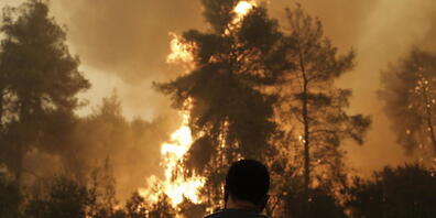 Einwohner und freiwillige Helfer kämpfen gegen einen Waldbrand in der Nähe von Pefki auf der Insel Euböa. Klimaextreme wie Hitzewellen und Starkregen seien jetzt in jeder Region der Welt zu beobachten, stellt der jüngste IPCC-Bericht fest.